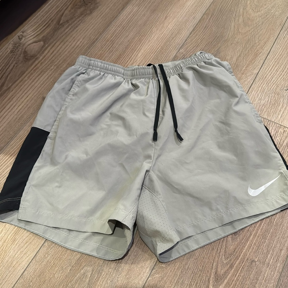 Men’s nike shorts size medium gray and black